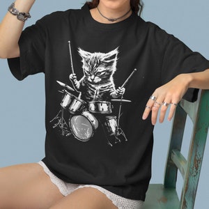 T-shirt chaton batteur de groupe de rock jouant de la batterie, chemise rocker, cadeau pour amoureux des chats, t-shirt cool chaton pour les amateurs de rock, batteurs chat maman chat papa image 8
