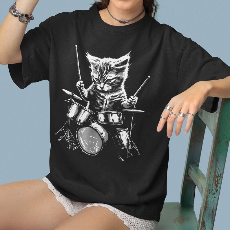 T-shirt chaton batteur de groupe de rock jouant de la batterie, chemise rocker, cadeau pour amoureux des chats, t-shirt cool chaton pour les amateurs de rock, batteurs chat maman chat papa image 8