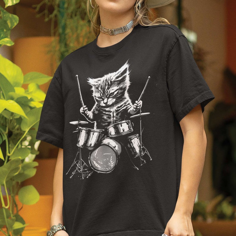 T-shirt chaton batteur de groupe de rock jouant de la batterie, chemise rocker, cadeau pour amoureux des chats, t-shirt cool chaton pour les amateurs de rock, batteurs chat maman chat papa image 2