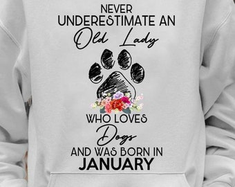 Ne sous-estimez jamais une vieille dame qui aime les chiens et est née en janvier à capuche, chemise d'anniversaire de janvier, cadeau pour chien maman née en janvier