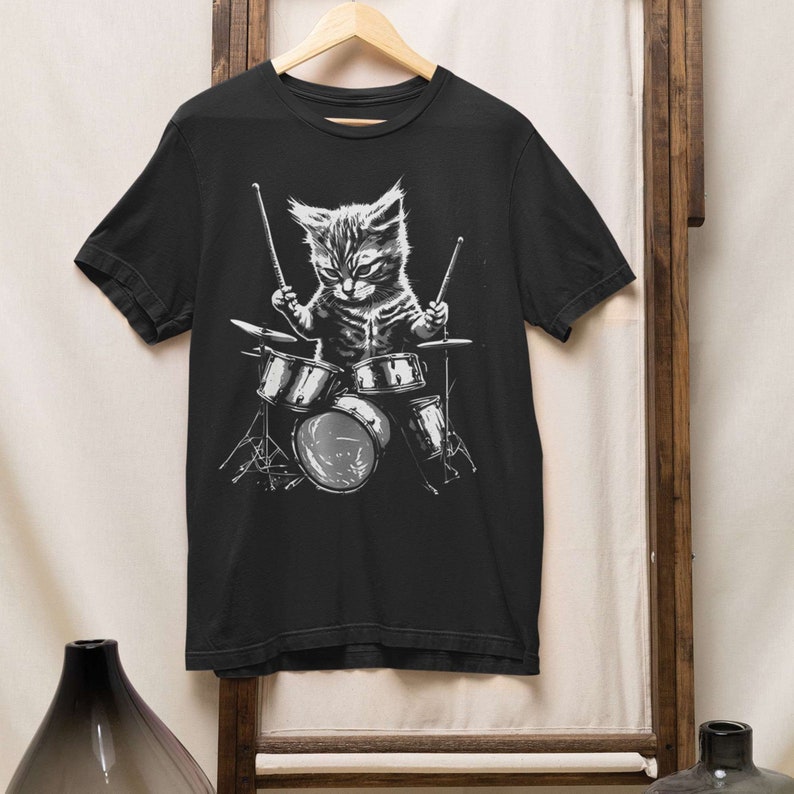 T-shirt chaton batteur de groupe de rock jouant de la batterie, chemise rocker, cadeau pour amoureux des chats, t-shirt cool chaton pour les amateurs de rock, batteurs chat maman chat papa image 10