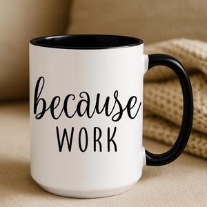 Puede incluir: Taza de cerámica blanca con interior y asa negros. La taza presenta las palabras "because WORK" en escritura negra. La taza es de tamaño estándar y es adecuada para bebidas frías o calientes.
