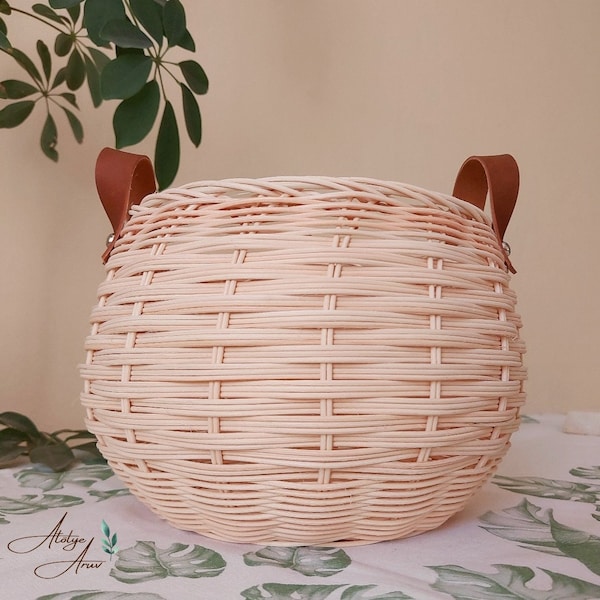 Panier en bambou et rotin tressé à la main avec poignée, design d'intérieur naturel, panier de rangement créatif, option de rangement pour la cuisine