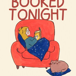 Puede incluir: Ilustraci&oacute;n de una persona leyendo un libro en un sill&oacute;n rojo, cubierta con una manta azul. Un gato descansa sobre una almohada azul cerca. El texto "BOOKED TONIGHT" est&aacute; escrito encima de la persona.