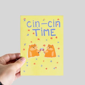 Divertente cartolina con gatto del vino / Biglietto d'auguri "Cin-Cin Time" / Regalo per amanti del vino o amici / Illustrazione di gatto disegnata a mano