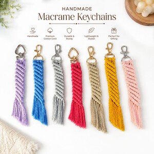 Puede incluir: Siete llaveros de macramé hechos a mano dispuestos en fila, con cordón de algodón trenzado en colores morado, azul, gris, rojo, beige, amarillo y rosa. Cada llavero incluye un mosquetón giratorio de metal en el extremo superior.