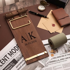 Op de afbeelding: Een witte keramische mok met een zwart handvat en de tekst "But first, coffee" in een handschriftstijl. De mok staat op een wit oppervlak. De mok is ongeveer 10 cm hoog.