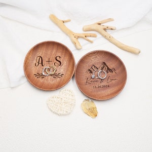 Custom Round Wood Ring Dish, Personalized Wood Ring Dish, Engagement Ring Holder, Anniversary Gifts, Wedding Gift, Gifts for Newlywed