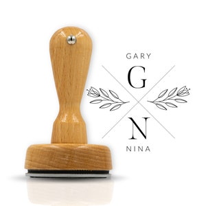 Personalisierter Holzstempel Made in Germany - Hochzeitsstempel mit optionalen Stempelkissen - Initialen Stempel