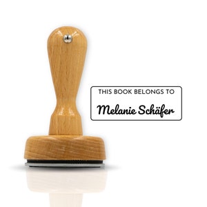 Exlibris Stempel Personalisiert - Buch Stempel 'This Book Belongs To' - Individuell mit deinem Namen
