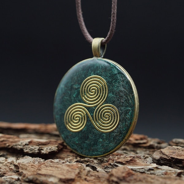 Triskele-Symbol Orgonit Amulett - Energieanhänger mit Heiliger Geometrie - Keltischer Talisman in Grün für spirituellen Schutz - Unisex