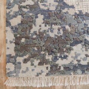 Handgeknoopt vloerkleed van wol en zijde | Modern noodlijdend abstract tapijt in grijs en beige | Designer handgemaakt vloerkleed | Eigentijds vloerdecor