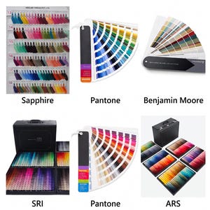 Puede incluir: Una gu&iacute;a de referencia de colores House of Kilim que presenta varios conjuntos de muestras de color de Sapphire, Pantone, Benjamin Moore, SRI y ARS. La pantalla incluye varios muestrarios y bandejas organizadas de hilos de colores.