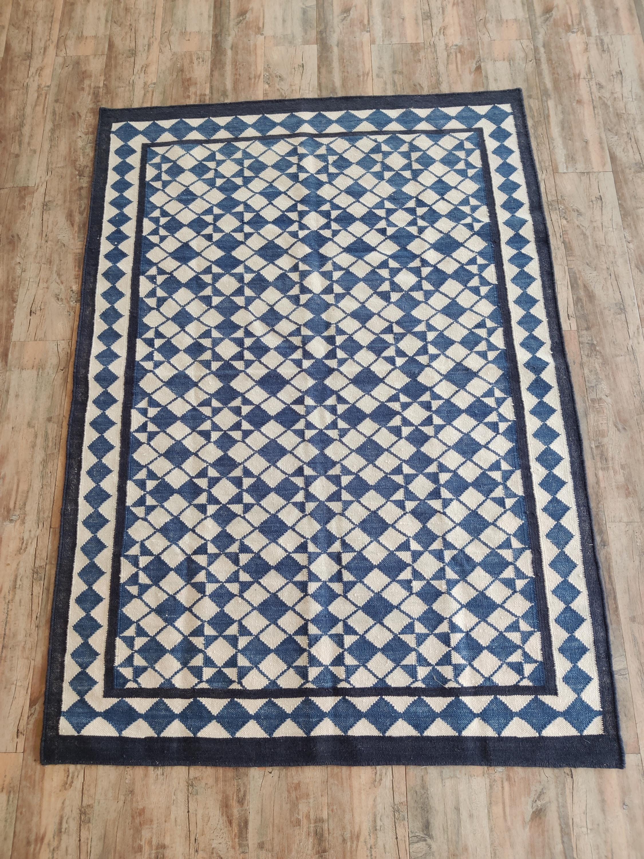 手織りコットンウールラグ | 青と白の幾何学模様の平織りウールラグ