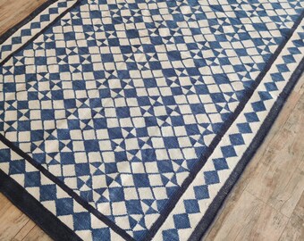 幾何学模様の手織りウールラグ 手織りウールラグ：グレー＆ネイビーブルーの幾何学模様の平織り