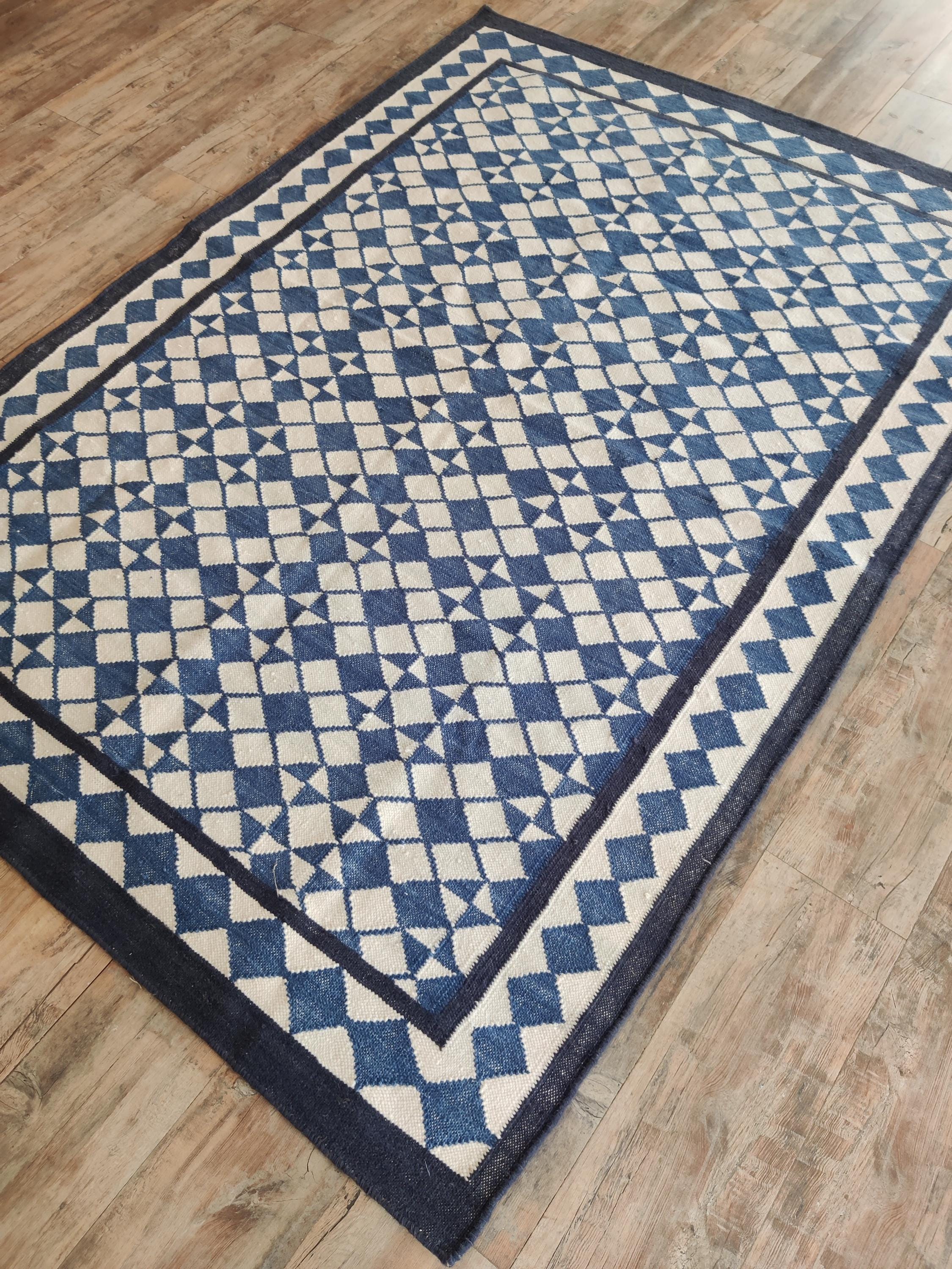 手織りコットンウールラグ | 青と白の幾何学模様の平織りウールラグ