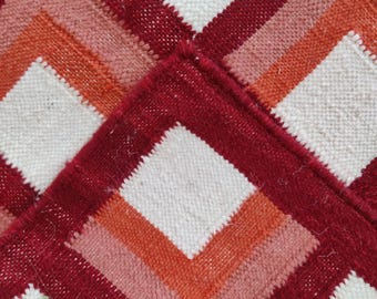 Alfombra geométrica tejida a mano, alfombra Kilim de algodón y lana roja y naranja, alfombra plana de estilo bohemio contemporáneo para sala de estar o dormitorio.