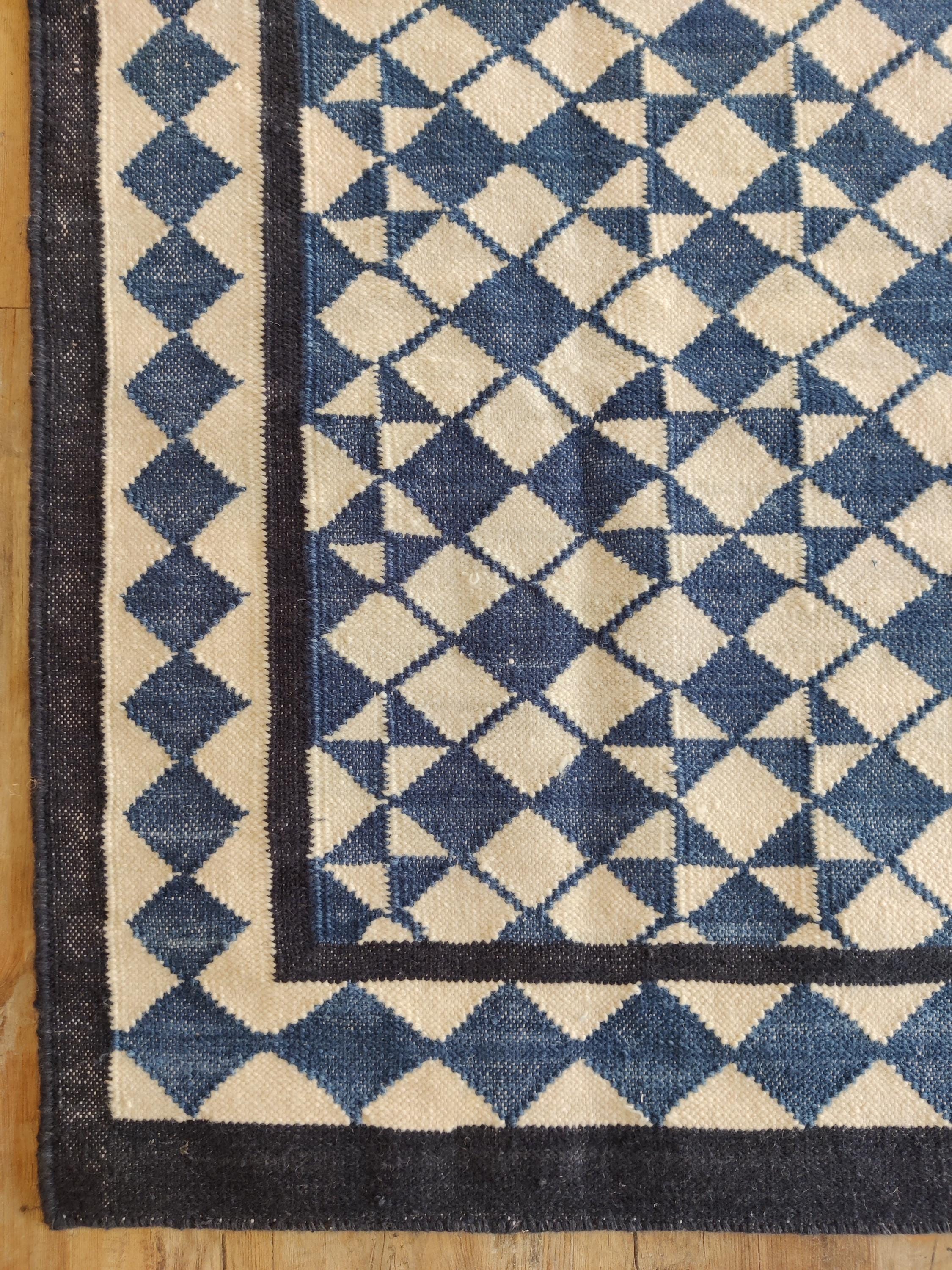 幾何学模様の手織りウールラグ 手織りコットンウールラグ | 青と白の幾何学模様の平織りウールラグ