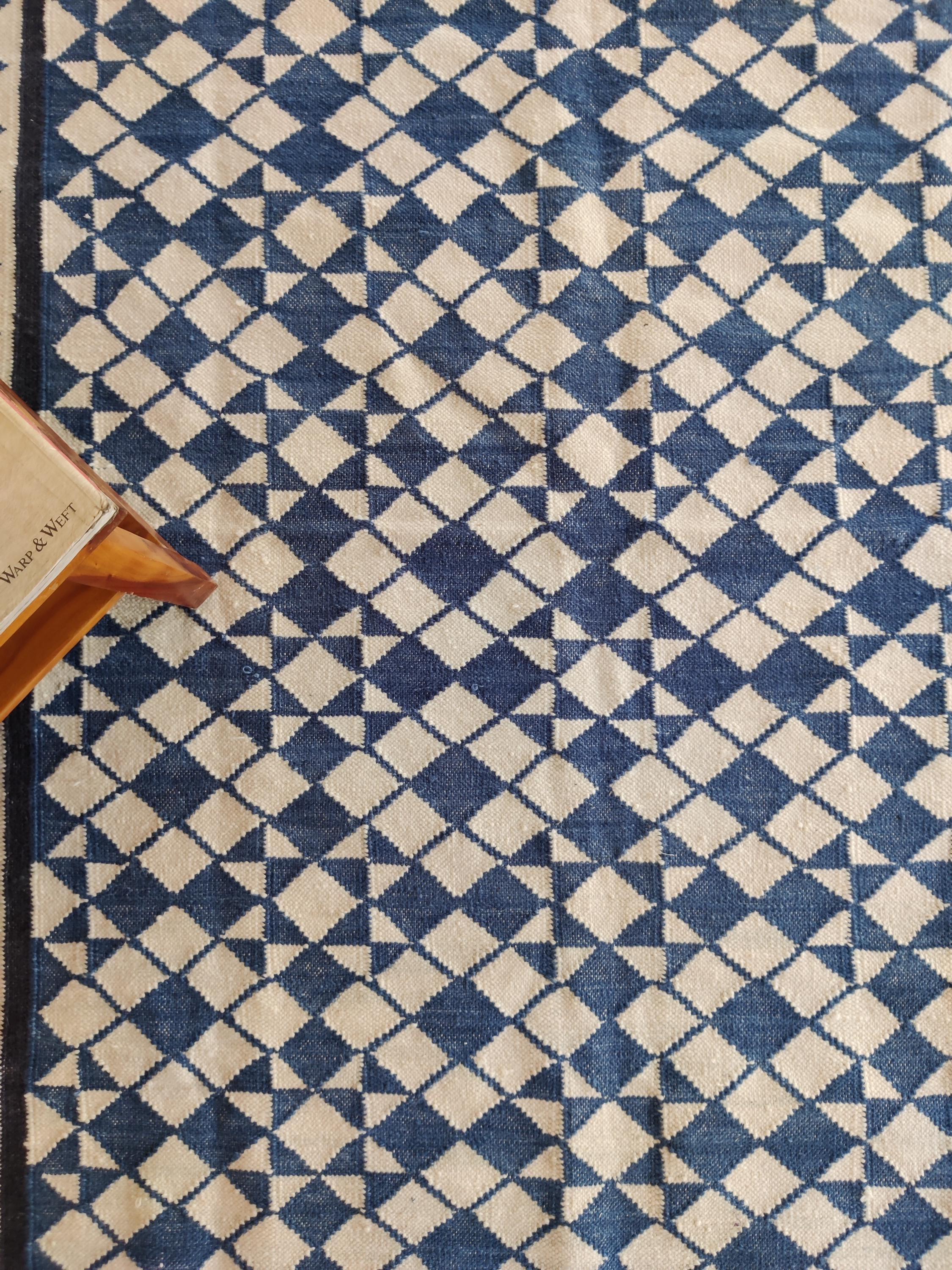 手織りコットンウールラグ | 青と白の幾何学模様の平織りウールラグ