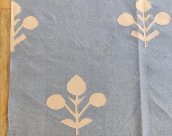 Tapete Dhurrie de algodão tecido à mão, tapete moderno estilo boho com trama plana, tapete Dhurrie ecológico, tapete de 2,44 x 3,05 m (8 x 10 pés), tapete Dhurrie com estampa floral azul.