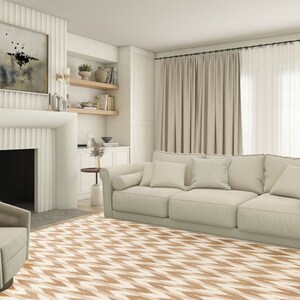 Puede incluir: Una alfombra de &aacute;rea beige y blanca con un dise&ntilde;o geom&eacute;trico. La alfombra est&aacute; en una sala de estar con un sof&aacute; blanco y cortinas.
