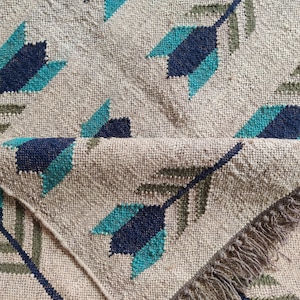 Arrow Design Rug, Natural Fiber Rug, Handmade Wool Rug, Beige Blue Green Rug, Bohemian Decor, Living Room Rug, Bedroom Carpet, Rustic Floor Mat, Southwestern Rug, Eco-Friendly Rug, Artisanal Kilim, Woven Wool Carpet, Modern Boho Rug