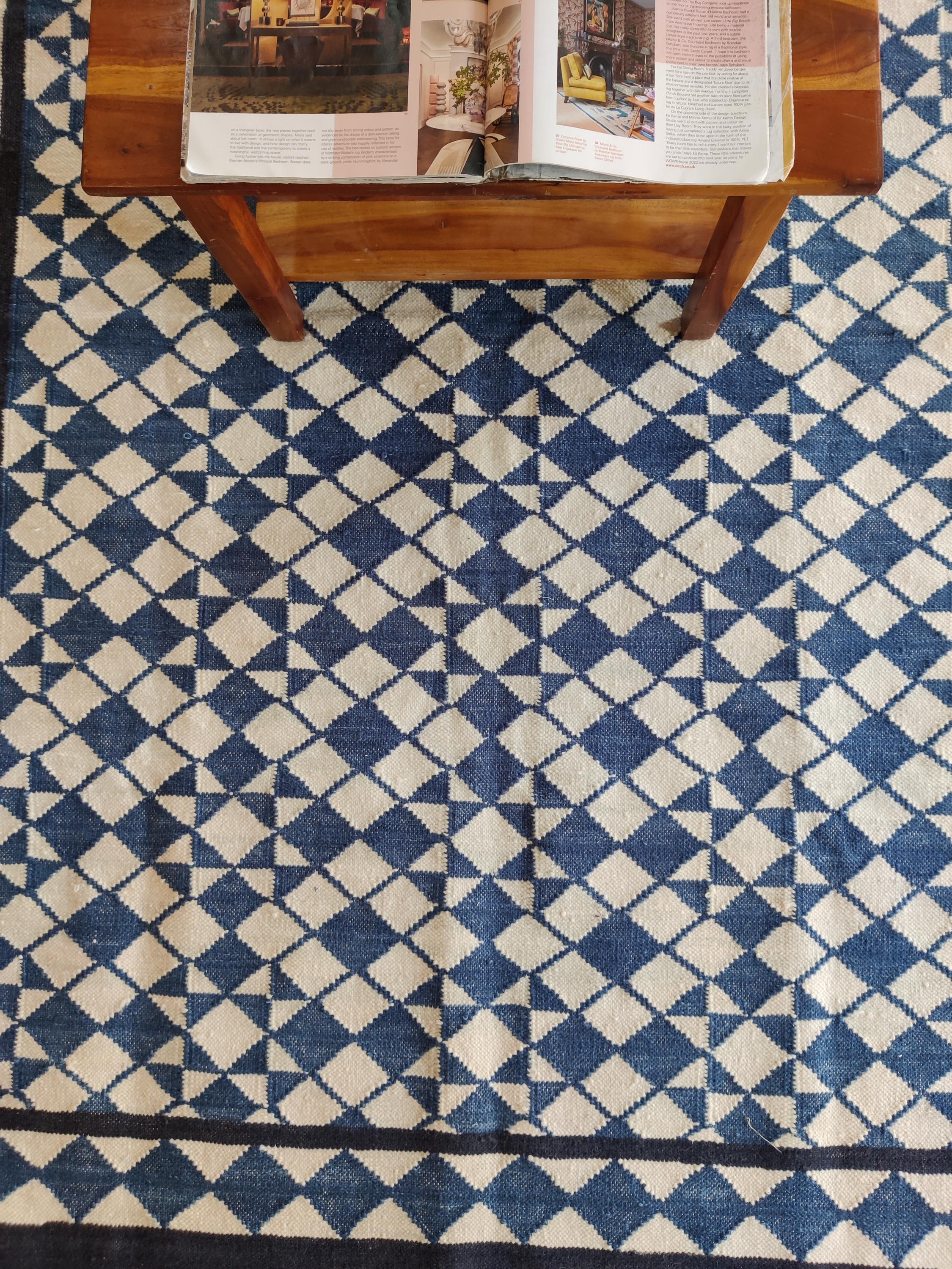 幾何学模様の手織りウールラグ 手織りコットンウールラグ | 青と白の幾何学模様の平織りウールラグ