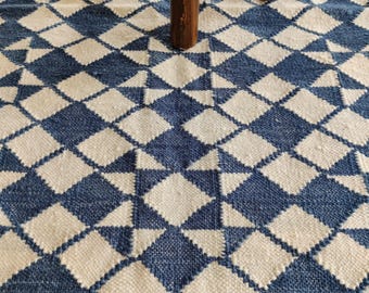 手織りコットンウールラグ | 青と白の幾何学模様の平織りウールラグ