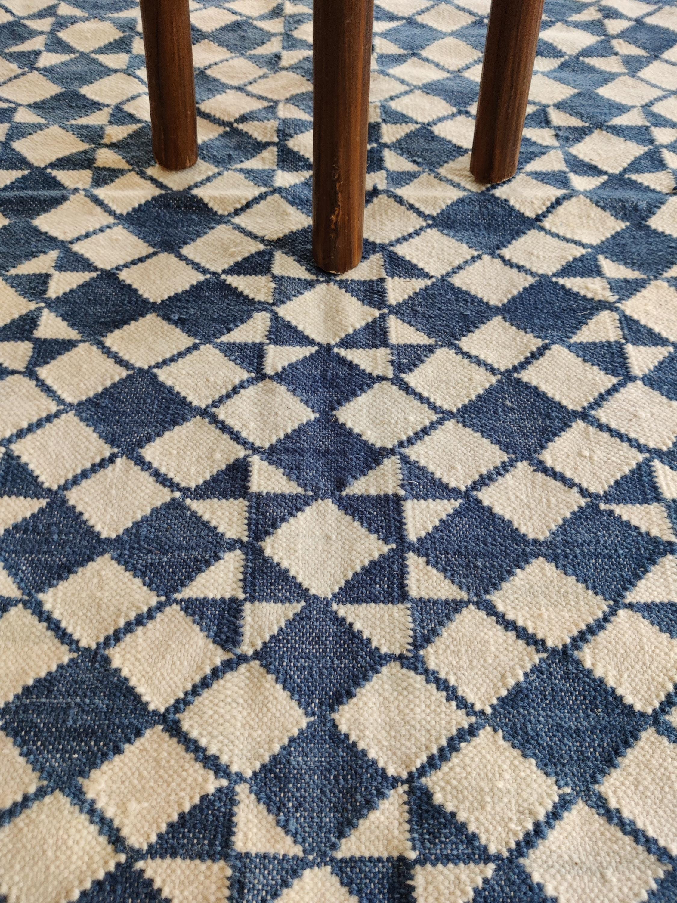 手織りコットンウールラグ | 青と白の幾何学模様の平織りウールラグ