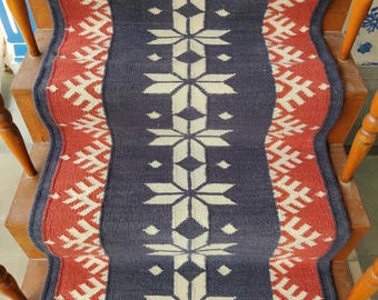 ウールキリムランナーラグ、赤青幾何学模様、北欧手織り素朴な