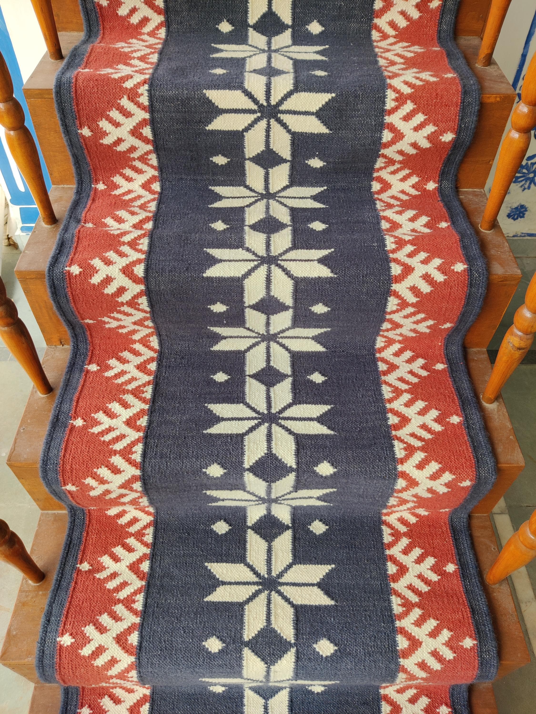 ウールキリムランナーラグ、赤青幾何学模様、北欧手織り素朴な