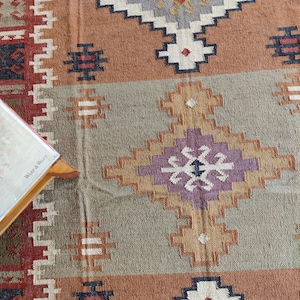 ボヘミアン ウール ジュート キリム ラグ、エスニック キリム ラグ、手織りウール ジュート 幾何学的フォークアート デザイン、伝統的なトルコ風キリム ラグ