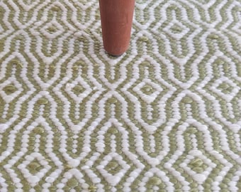 Handgeweven geometrisch hasina-tapijt, groen en wit buitentapijt in wollook, duurzaam platgeweven polypropyleen vloerkleed voor terras, veranda of hal