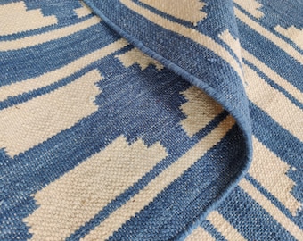 Handgewebter Kelim Teppich aus Baumwolle in Blau Und Weiß, Handgewebter Moderner Flachgewebe Teppich für drinnen und draußen