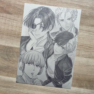 Könnte beinhalten: Eine Schwarzweißzeichnung mit Bleistift von vier Männern. Die Männer schauen alle den Betrachter an. Der Mann links trägt eine Augenklappe und hat die Hand am Kinn. Der Mann in der Mitte trägt eine Jacke und hat die Hand in der Tasche. Der Mann rechts trägt ein weißes Hemd und hat die Hand am Kinn. Der Mann im Hintergrund trägt ein weißes Hemd und hat die Hand am Kinn.