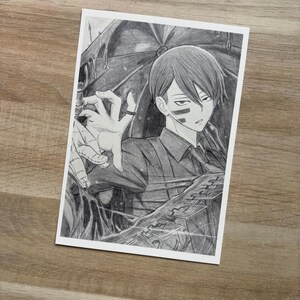 Puede incluir: Dibujo a lápiz en blanco y negro de un personaje de anime con pelo oscuro, que lleva un traje y corbata. El personaje tiene una expresión seria y una marca negra en la mejilla. El fondo presenta un diseño oscuro y abstracto.