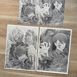 Könnte beinhalten: Drei schwarz-weiß Manga-Kunstdrucke mit männlichen Charakteren. Die Drucke zeigen detaillierte Illustrationen von Anime-Charakteren mit dynamischen Posen und Ausdrücken. Das Kunstwerk befindet sich auf einer hellen Oberfläche.