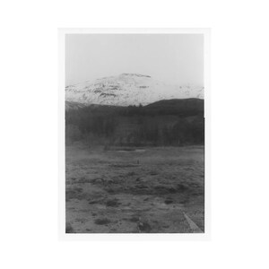 Stampa in gelatina d'argento in bianco e nero su carta RC lucida //Iceland Mountain // Fotografia analogica