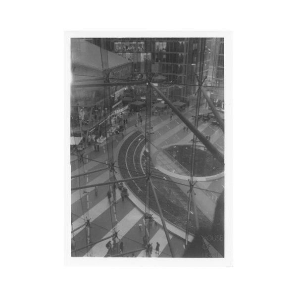 Schwarz - Weiß Silber Gelatine Abzug auf RC Papier Glänzend // Potsdamer Platz Berlin Glaswand // Analoge Fotografie