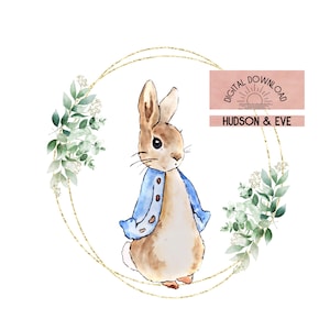 Peut inclure: Une illustration aquarelle de Lapin de Pâques portant une veste bleue, entourée d'une couronne dorée à paillettes et de feuilles d'eucalyptus vertes. Le texte "TÉLÉCHARGEMENT NUMÉRIQUE" et "HUDSON & EVE" sont dans un rectangle rose.