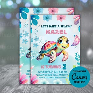 Puede incluir: Una colorida invitación de cumpleaños con una tortuga de dibujos animados y el texto "Let's Make a Splash! HAZEL cumple 2". El diseño incluye elementos florales y acuáticos, con una insignia de "Customizable Canva Template".