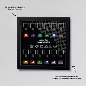 以下が含まれることがあります： 「Lights Out Legends Live」のテキストが入った黒いフレームプリント。 レーシングチームのロゴ、トラックレイアウト、チェッカーフラッグのデザインが特徴です。 フレームは正方形で、89 x 89 cmで、ディスプレイアライメント用のマーキング済みのスタッドスポットが含まれています。