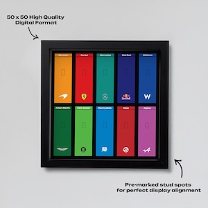 Può includere: Un'opera d'arte incorniciata con i loghi dei team di Formula 1 su pannelli verticali colorati. I team includono McLaren, Ferrari, Mercedes, Red Bull, Williams, Aston Martin, Kick Sauber, Racing Bulls, Haas e Alpine. La cornice è nera.