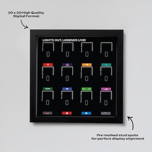 Könnte beinhalten: Ein schwarzer, gerahmter Druck mit dem Text "LIGHTS OUT, LEGENDS LIVE!" und einem Raster von Rennwagenlogos. Der Druck misst 76 x 76 cm und hat vorgezeichnete Stiftstellen.