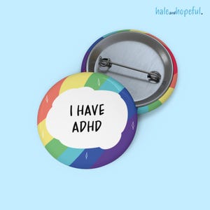 J'ai un badge TDAH avec un fond arc-en-ciel pastel, la neurodiversité et la fierté du TDAH