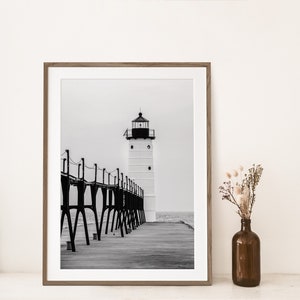 Fotografía en blanco y negro del faro de Michigan, faro de Manistee North Pierhead, decoración náutica para casa de playa, arte mural costero