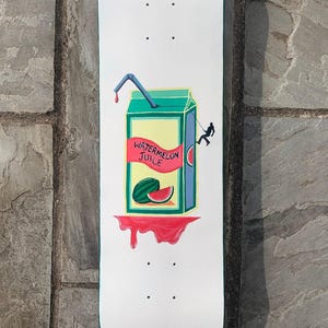Skate pintado à mão com suco de melancia
