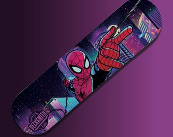 Puede incluir: Una tabla de skate con un gráfico de Spider-Man balanceándose por un horizonte urbano. El fondo es un morado y azul vibrante con un cielo estrellado. La tabla está hecha por Decksmith.