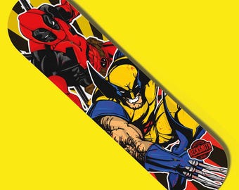 Puede incluir: Una tabla de skate con un gráfico de Wolverine y Deadpool. La tabla es negra con acentos rojos y amarillos. El gráfico está en estilo de cómic. El texto "DECKSMITH" está impreso en rojo en la esquina inferior derecha de la tabla.