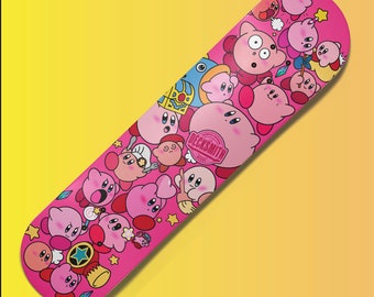 Puede incluir: Tabla de skate rosa con un gráfico colorido de varios personajes de dibujos animados. Los personajes son rosas, blancos y azules y tienen una variedad de expresiones. El texto "DECKSMITH" está impreso en blanco sobre un círculo rosa.